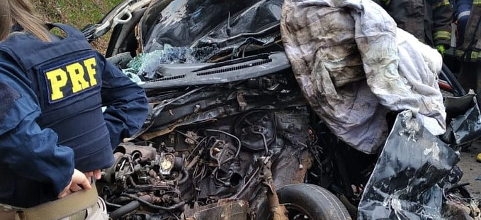 Duas pessoas morrem após carro bater de frente com caminhão