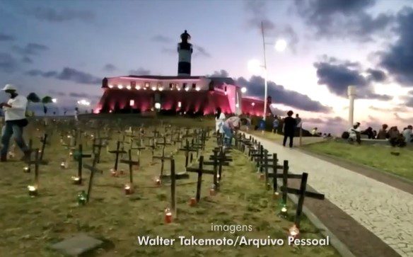 Cerca de 600 cruzes são colocadas no Farol da Barra como protesto contra ‘descaso do governo federal com a saúde’