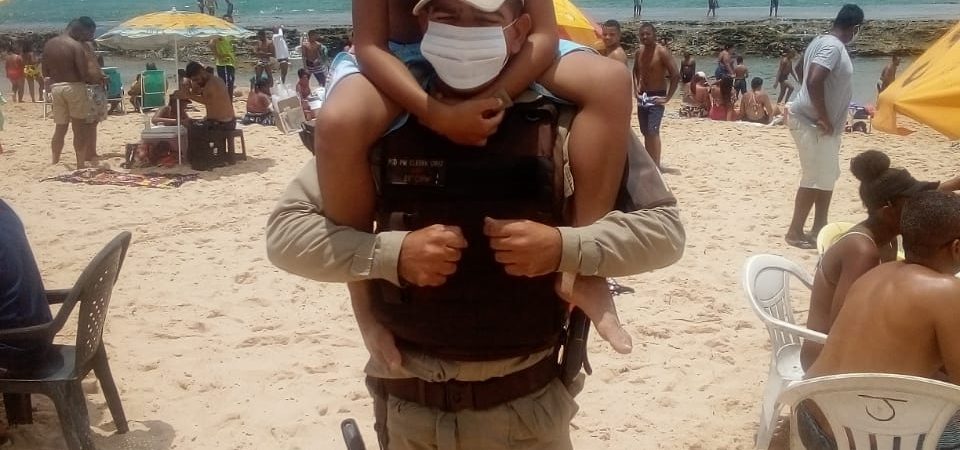Criança se perde na praia de Arembepe e é resgatada por policiais