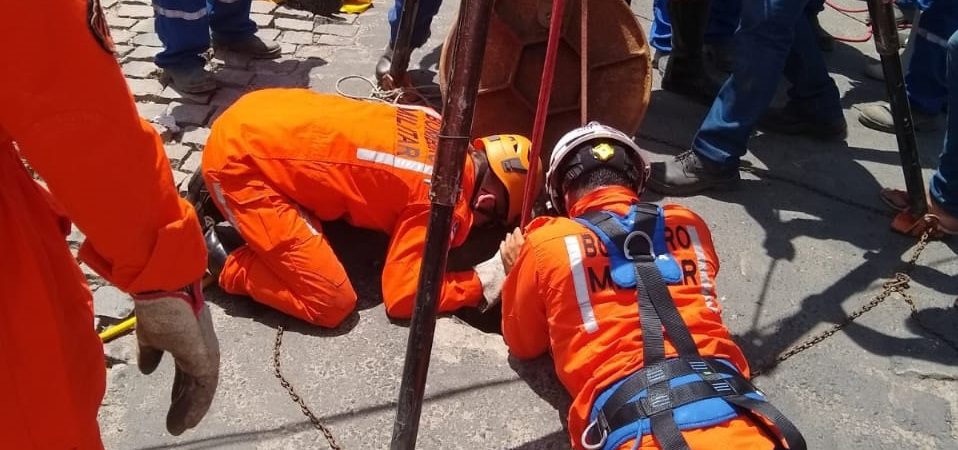 Dois funcionários terceirizados da Embasa são resgatados desacordados de dentro de bueiro que trabalhavam fazendo limpeza