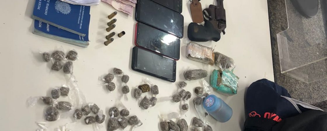 Homem é preso em flagrante com drogas, arma e munições em Simões Filho