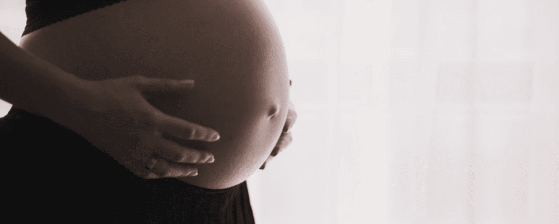 Jovem grávida de 7 meses morre após realizar aborto com ajuda do namorado