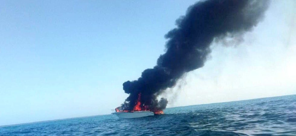 Lancha pega fogo no meio do mar; marinheiro é resgatado com vida