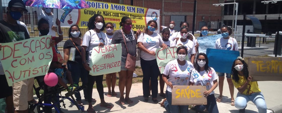 Mães de crianças autistas protestam contra falta de médicos, remédios e assistência em Lauro de Freitas