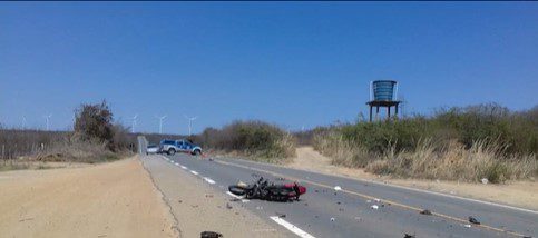 Jovem morre após acidente envolvendo moto e caminhão em rodovia na Bahia
