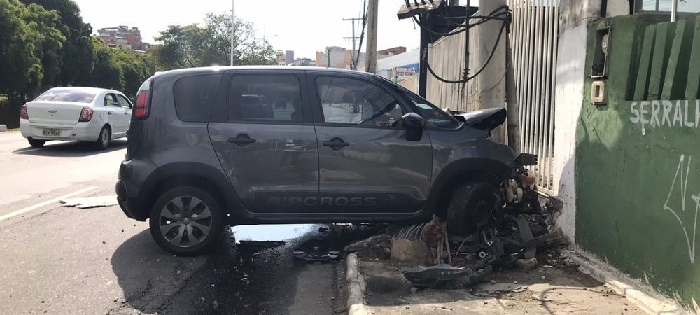 Salvador: Motorista abandona carro após bater em poste