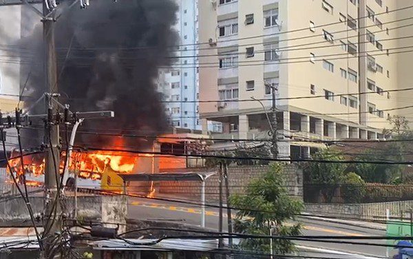 Ônibus pega fogo no meio de avenida em Salvador