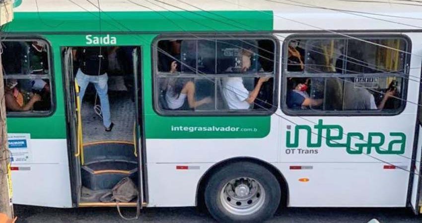 Passageiro de ônibus reage a assalto e fere duas pessoas em Salvador