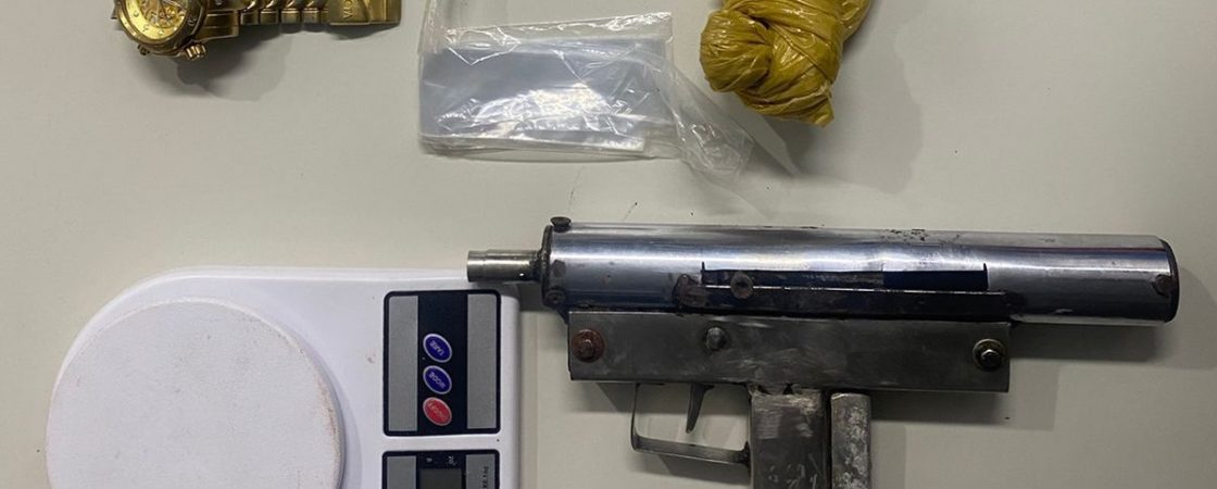 Policiais da Rondesp prendem suspeito de tráfico de drogas com metralhadora 9mm em Simões Filho