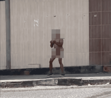 Policial em surto fica nu e atira contra o chão em via pública de Feira de Santana