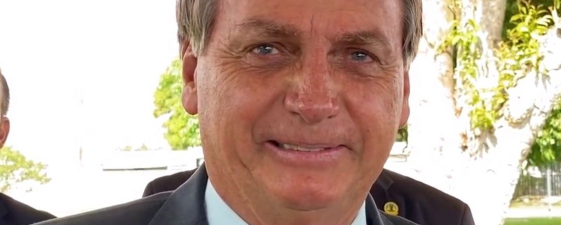 Bolsonaro diz estar sob pressão e chora com apoiadores