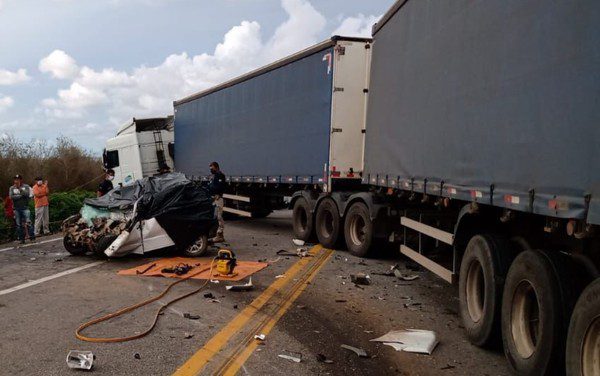 Quatro pessoas morrem em acidente entre carreta e carro de passeio na Bahia