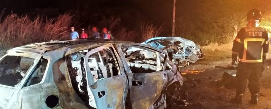 Bombeiros resgatam corpo carbonizado após acidente de carro em rodovia federal na Bahia