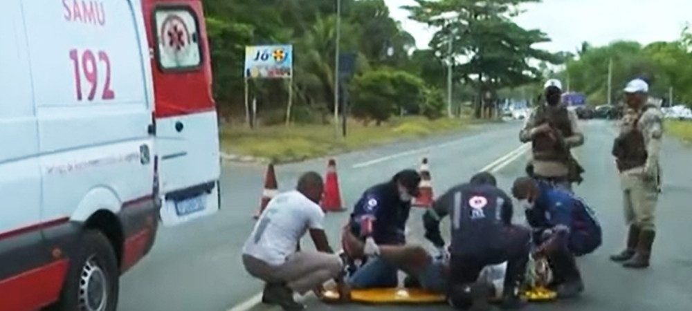 Salvador: Batida entre carro e moto deixa uma pessoa ferida na Estrada do Derba