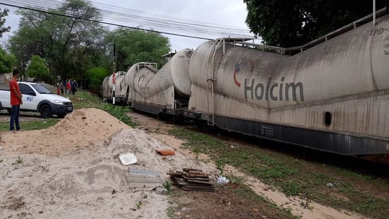 Trem carregado com cimento descarrila em área residencial no interior da Bahia