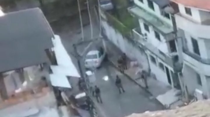 Vídeo mostra policiais atirando contra homem já rendido; PM diz que foi reação a ataque. Veja o vídeo