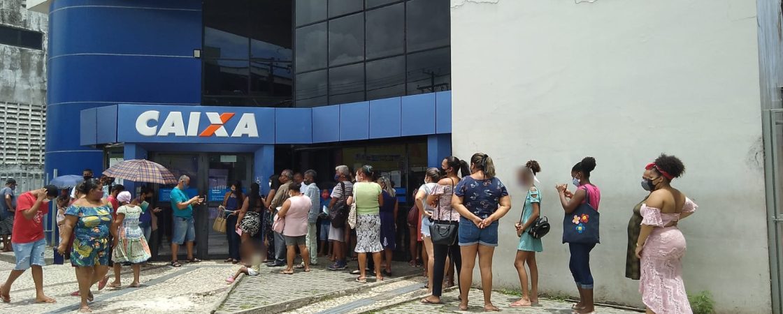 1º dia do Auxílio Brasil em Camaçari é marcado por filas e incertezas do pagamento