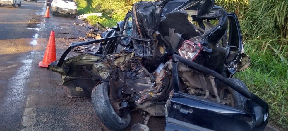 Acidente envolvendo 5 veículos deixa pessoas feridas e carro destruído em Simões Filho