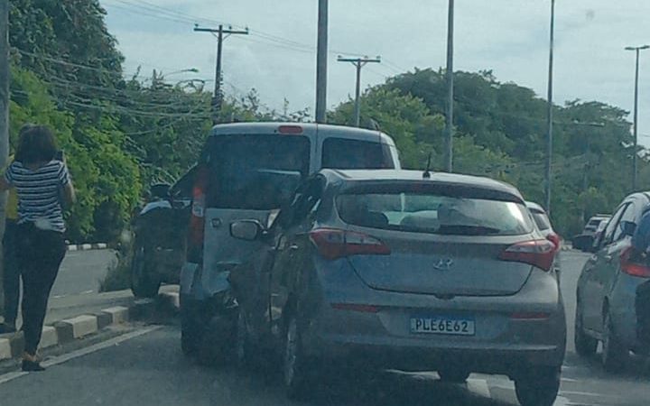 AGORA: Engavetamento de veículos causa lentidão em Lauro de Freitas