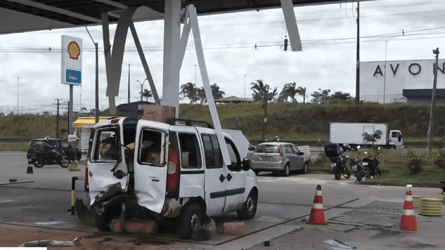 VÍDEO: Carro explode em posto de combustível de Simões Filho