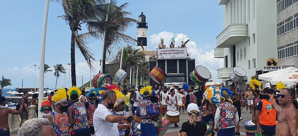 Com trios elétricos, manifestantes cobram realização do Carnaval em Salvador