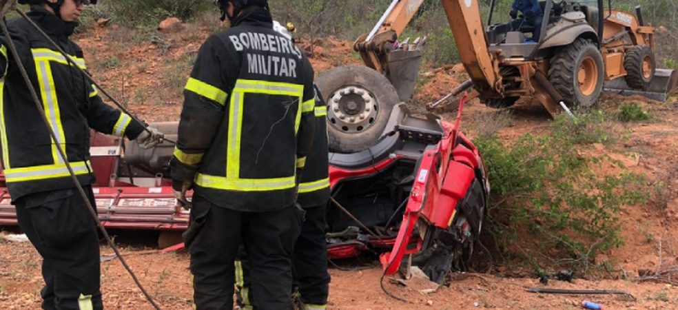 Após acidente com caminhão, Bombeiros usam retroescavadeira para resgatar corpo de homem que ficou preso às ferragens