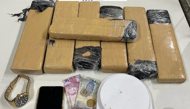 Dois homens são presos com sete tabletes de maconha em Simões Filho