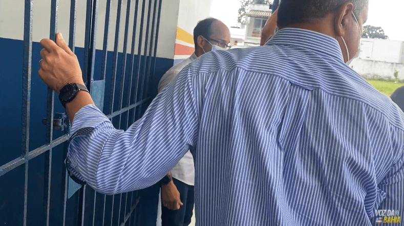 Feriadão: Rui Costa tenta inspecionar ginásio, mas não encontra ninguém para abrir portão
