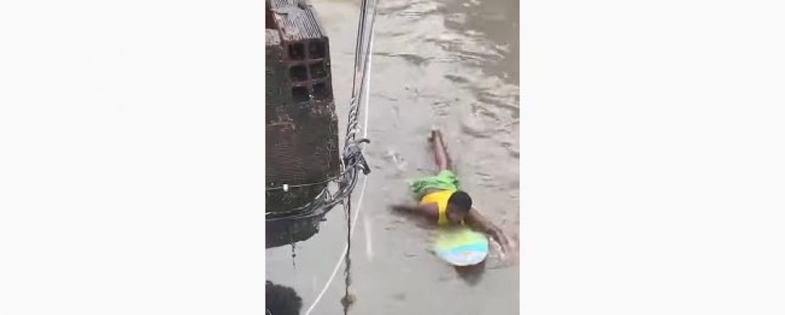 Fortes chuvas deixam ruas de Lauro de Freitas alagadas e crianças usam água suja para ‘surfar’ e mergulhar; veja o vídeo