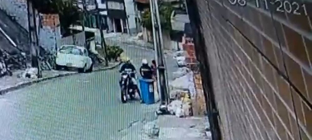 Gari é assaltado enquanto fazia limpeza de rua em Salvador