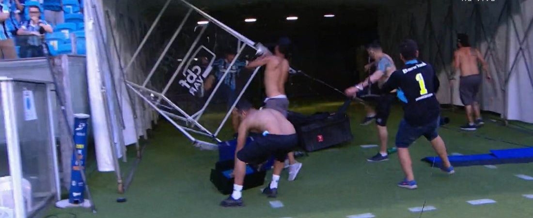 Grêmio pode sofrer punição pesada após torcida invadir arena e destruir cabine do VAR