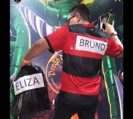 Homem é demitido após se fantasiar de goleiro Bruno e segurar saco de lixo com nome de Eliza