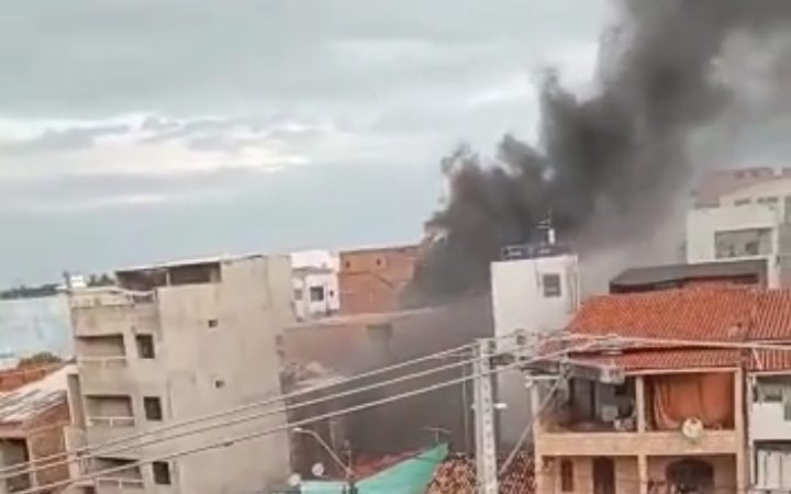 Incêndio atinge imóvel e deixa moradores assustados em cidade da Região Metropolitana de Salvador