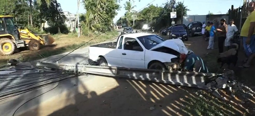 Lauro de Freitas: Motorista derruba poste e fica preso nas ferragens de veículo durante acidente