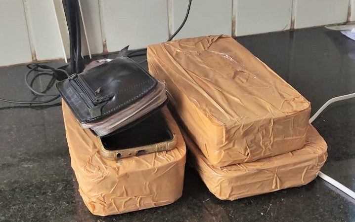 Motorista é preso por transportar mais de 3 Kg de cocaína no porta-malas do carro