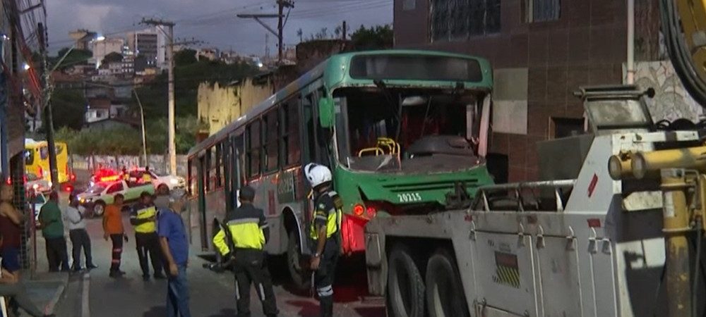 Ônibus bate em muro de imóvel e deixa duas pessoas feridas
