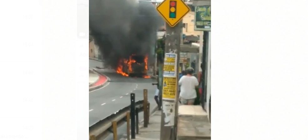Protesto deixa ônibus incendiado na Avenida Suburbana e coletivos deixam de circular