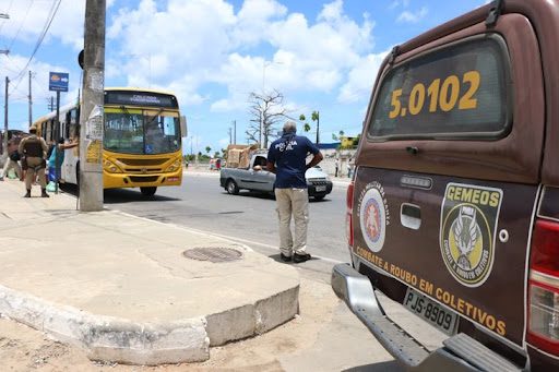 Polícia prende suspeito de assaltar ônibus na Avenida Bonocô, em Salvador