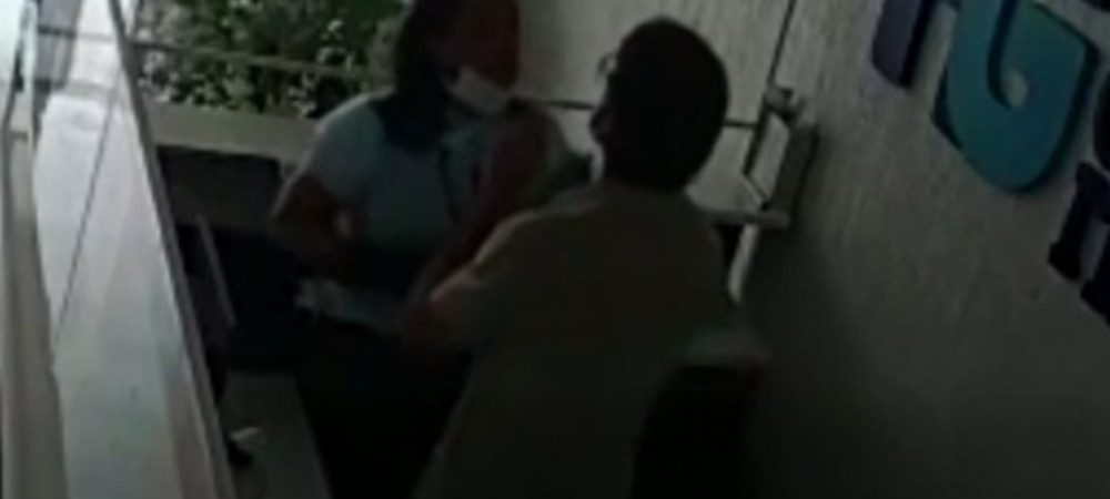 Recepcionista é agredida por enfermeiro porque estava com máscara no queixo dentro de hospital