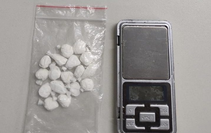 Suspeito de tráfico de drogas é preso com 17 trouxas de cocaína em praça pública