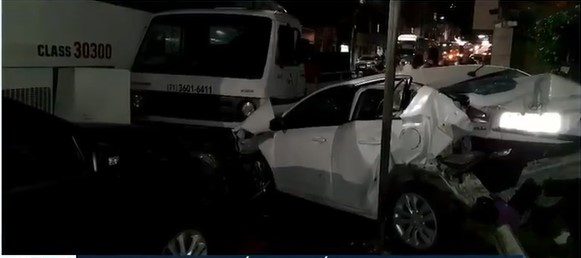 Três pessoas ficam feridas após acidente envolvendo sete veículos em Candeias