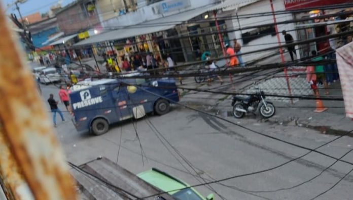 Três pessoas ficam feridas após tentativa de assalto a carro-forte no subúrbio de Salvador