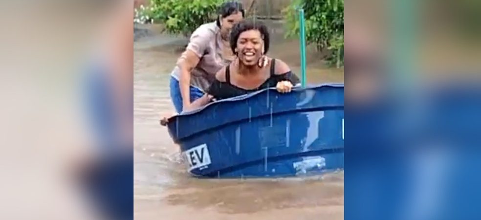 VÍDEO: Moradora faz passeio de caixa d’água após chuva alagar sua rua