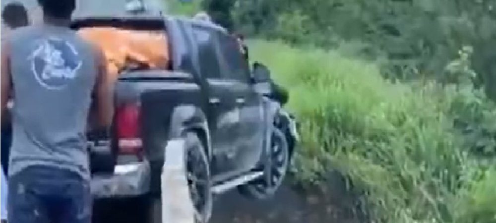 Acidente deixa dois feridos e caminhonete pendurada em ponte na Bahia