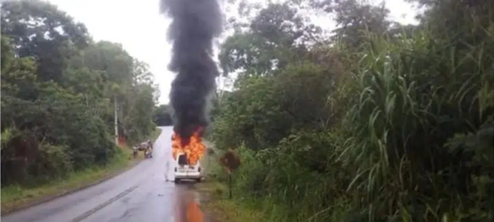 Ambulância pega fogo em rodovia no interior da Bahia