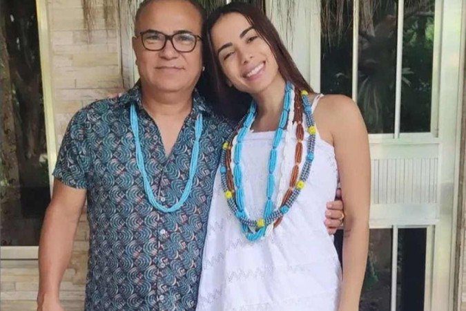 Anitta posta foto com pai de santo e sofre intolerância religiosa