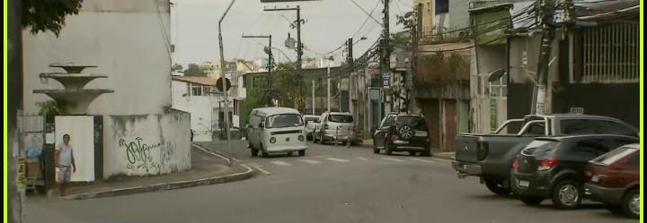 Arrastão: Criminosos roubam carro de policial militar no centro de Salvador