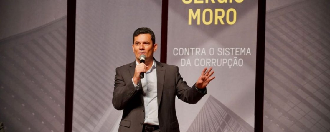 Artistas protestam durante lançamento de livro de Sergio Moro em teatro no Rio