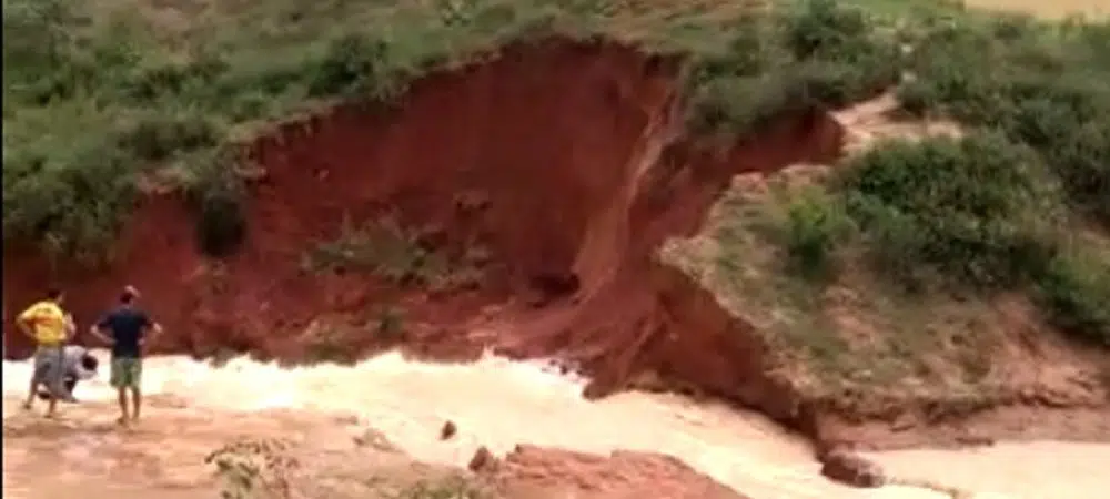 Barragem rompe após fortes chuvas na Bahia