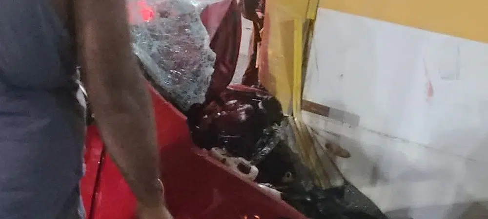Batida entre carro e ônibus deixa motorista ferido em Salvador